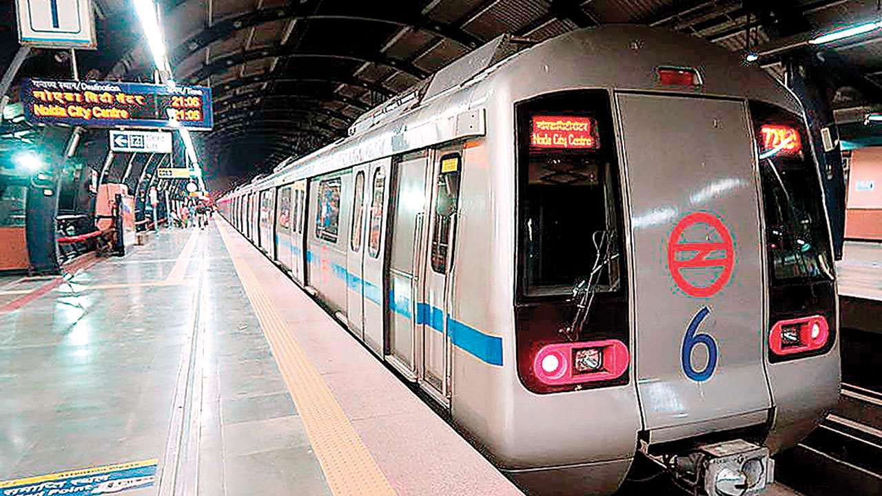 Passengers Upset Due to Disruption of Metro Service मेट्रो सेवा बाधित होने के चलते यात्री हुए परेशान