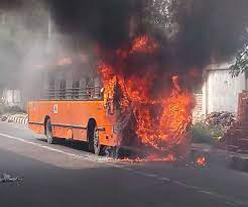 Cluster Bus Fire :  उत्तर-पश्चिमी दिल्ली में क्लस्टर बस में लगी आग, हादसे के वक्त बस में मौजूद नहीं थे यात्री