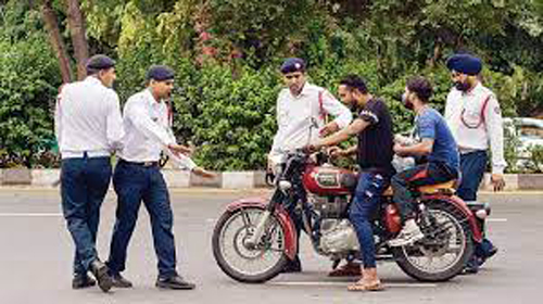 People Flouting Traffic Rules In Delhi : दिल्ली में लोगों ने होली और शब-ए-बारात पर उड़ायी ट्रैफिक नियमों की धज्जियां