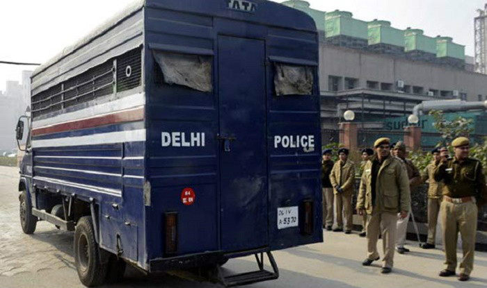 Somewhere The Prisoners Clashed in The Van and Somewhere There was a Deadly Attack on a Prisoner कही वैन में भिड़े कैदी तो कही एक कैदी पर किया गया जानलेवा हमला