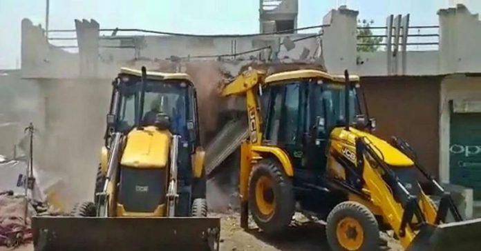 Bulldozers run on illegal dairy mafia bases in Delhi
