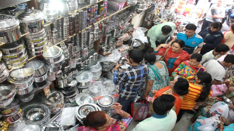 Dhanteras Shopping: धनतेरस के दिन नहीं खरीदनी चाहिए ये चीजें, घर से जा सकती है बरकत