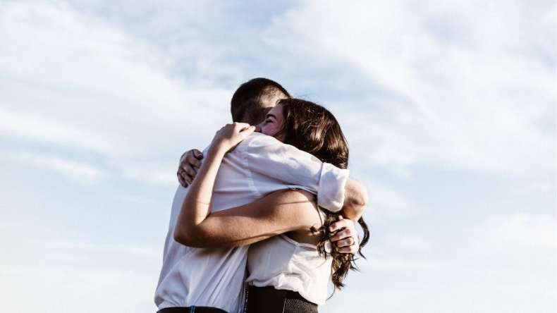 Benefits Of Hugs: अपने करीबियों को लगाते है गले तो जानिए गले लगाने के तमाम फायदे