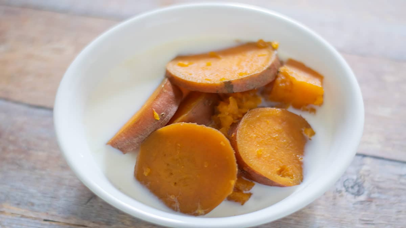 Sweet Potatoes With Milk: सेहत के लिए फायदेमंद है दूध और शकरकंद, सर्दियों में करें सेवन