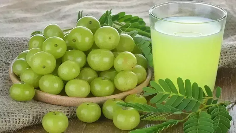 Benefits Of Amla: स्वास्थ्य से लेकर बालों की हर परेशानी को दूर करता है आंवला, जानिए इसके फायदे