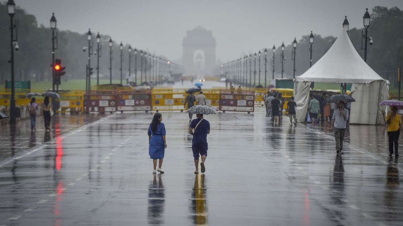 Weather Update: दिल्ली में आज बारिश के आसार, छाए रहेंगे बादल, प्रदूषण से मिली राहत