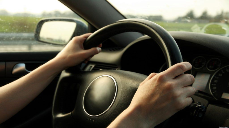 Steering Wheel Vibration: अगर आपकी कार की स्टीयरिंग भी करती है कंपन तो ऐसे समझें क्या हो सकती इसमें परेशानी