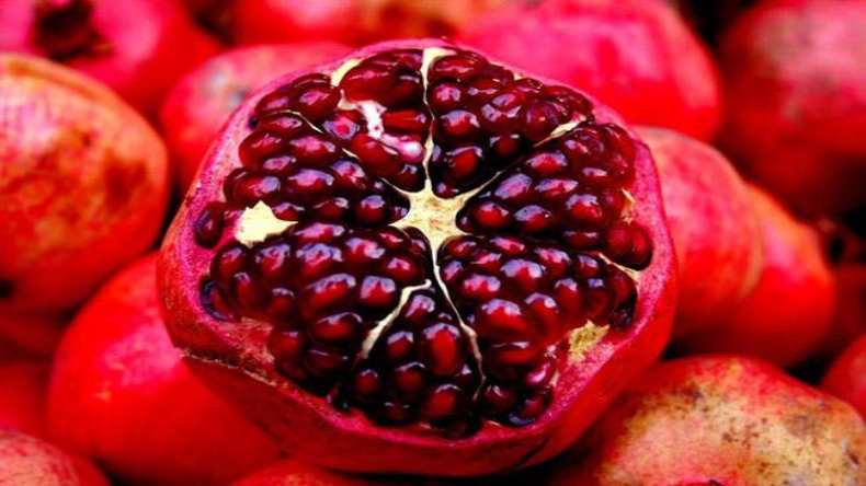 Pomegranate Benefits: सर्दियों में जरूर खाएं अनार, जानिए इससे मिलने वाले तमाम फायदे