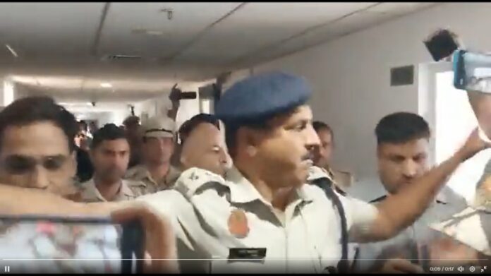 Delhi Police Misbehaved With Sisodia:
