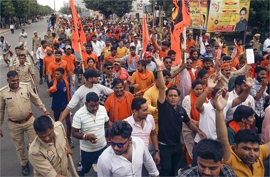 दिल्ली: नूंह हिंसा पर VHP-बजरंग दल का प्रदर्शन ; मेट्रो स्टेशन के पास हनुमान चालीस का पाठ