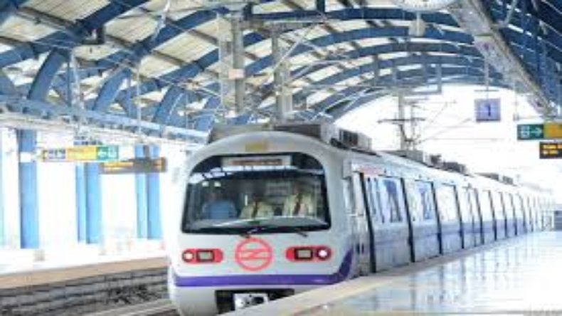 Delhi Metro: दिल्ली मेट्रो बनती जा रही रोमांस और रील्स का अड्डा, वीडियो देख रह जाएंगे दंग