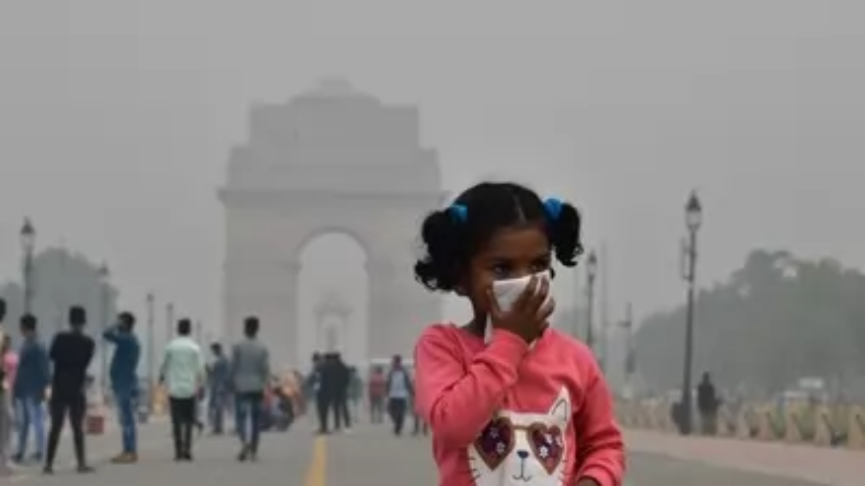 Delhi Pollution: दिल्ली की हवा प्रदूषण से भरी , सांस लेना मतलब 12 साल कम, स्टडी में चौंकाने वाला खुलासा