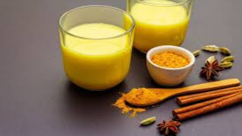 Side Effect of Turmeric Milk: सबके लिए फायदेमंद नहीं होता है हल्दी वाला दूध, इन 3 समस्याओं को जानकर रह जाएंगे दंग