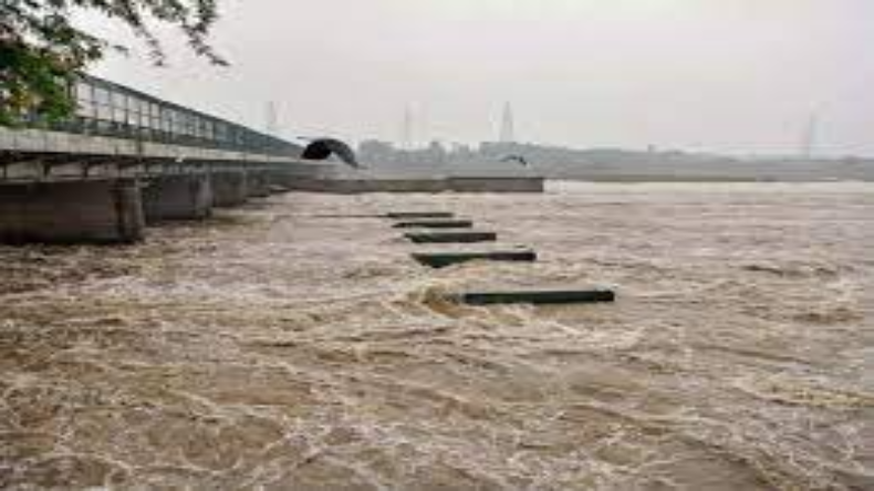 Yamuna Water Level: एक बार फिर खतरे के निशान को पार कर गई  यमुना, जानिए क्या है आज का जलस्तर