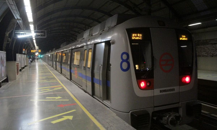 Delhi Metro News: INA मेट्रो स्टेशन पर चलती ट्रेन के आगे कूदा युवक, CCTV में कैद हुई वीडियो