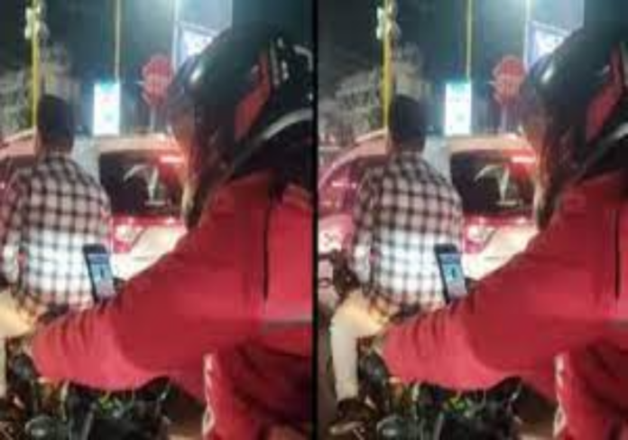 Viral: Zomato boy seen preparing for UPSC amidst traffic, people are praising him fiercely