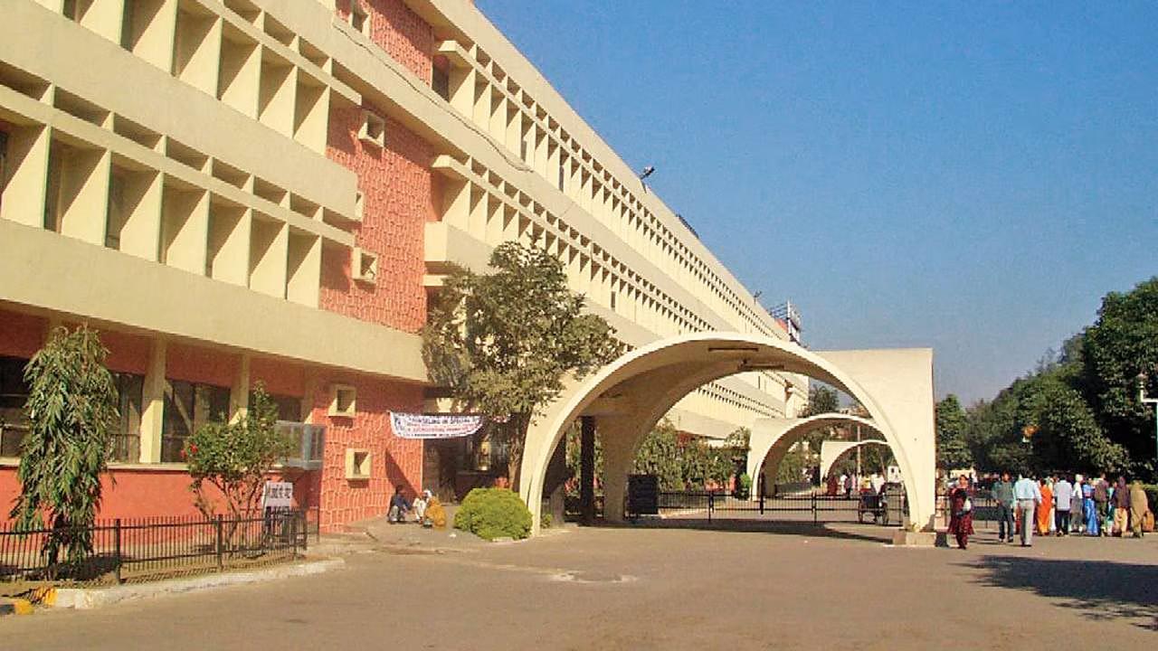 Delhi Hospital: GTB अस्पताल में एक्स-रे फिल्म खत्म, मोबाइल पर दी जा रही मरीजों को रिपोर्ट