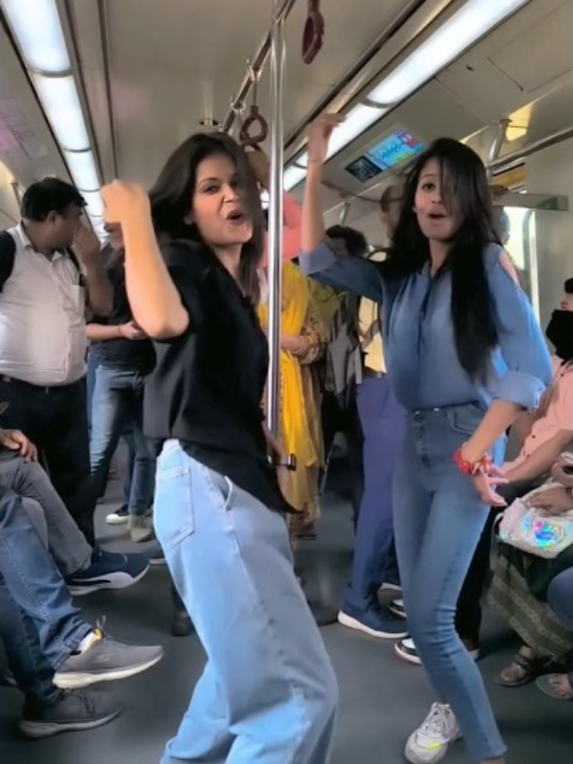 Delhi Metro में लड़कियों ने मचाया गर्दा