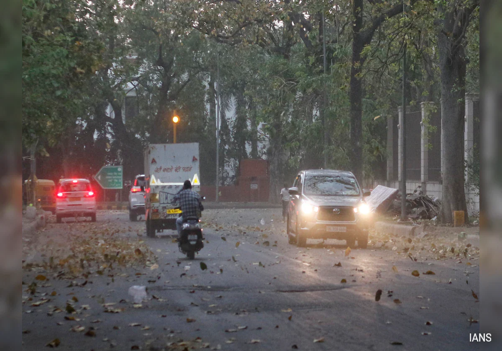 Delhi Weather: दिल्ली में गर्मी के बीच मौसम में बदलाव, आज आंधी-बारिश के आसार; IMD ने जारी की अपडेट