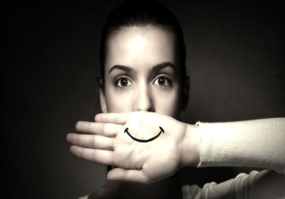 Smiling Depression: क्या आप स्माइलिंग डिप्रेशन के शिकार हैं? जानिए इसके लक्षण और उपाय