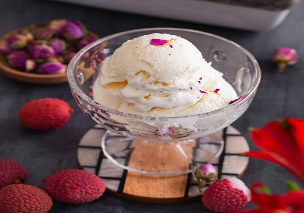 Litchi Ice Cream: गर्मियों में घर पर बनाएं लीची आइसक्रीम, आसान हैं रेसिपी