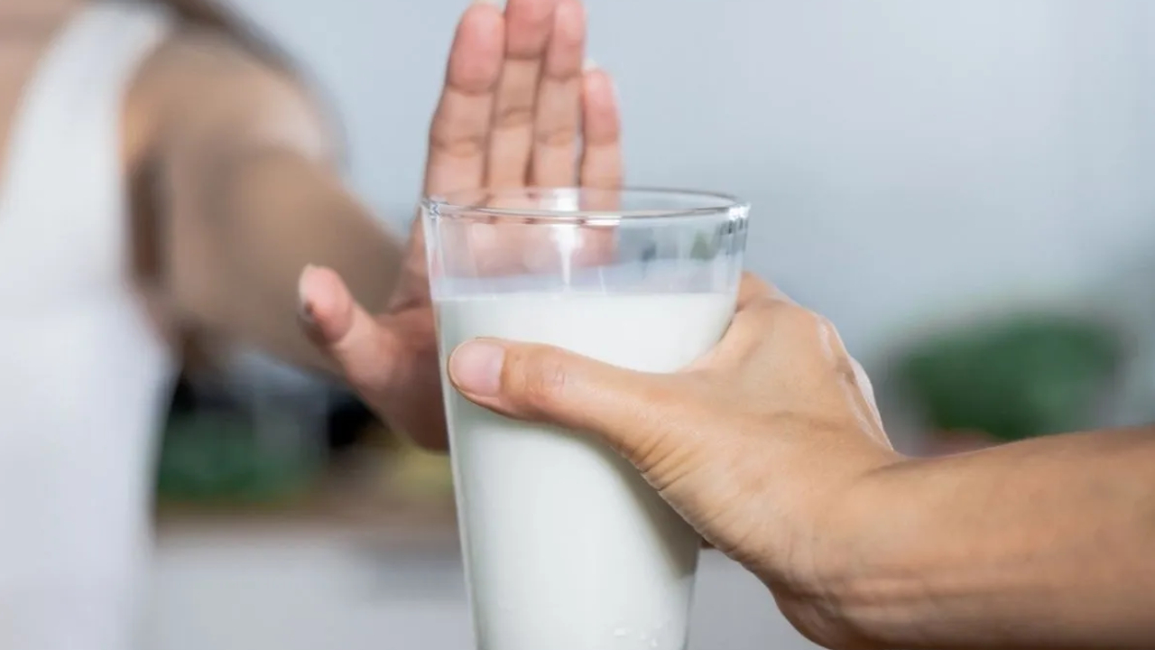 Milk Side Effects: ज़्यादा दूध पीने के स्वास्थ्य को कर सकता है प्रभावित, जानें कैसे