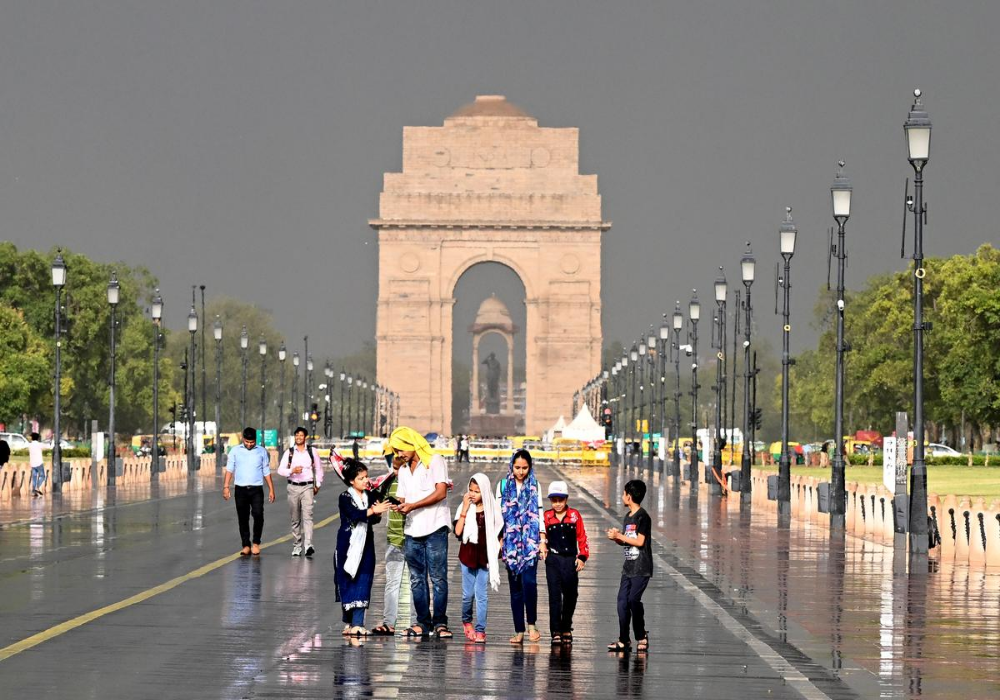 Delhi Weather: दिल्ली में कभी बारिश तो कभी उमस से लोग परेशान, जानिए आने वाले दिन में कैसा रहेगा मौसम 