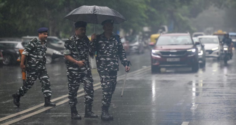 Delhi Weather Update: स्वतंत्रता दिवस पर बारिश का खतरा,15 अगस्त को दिल्ली में कैसा रहेगा मौसम