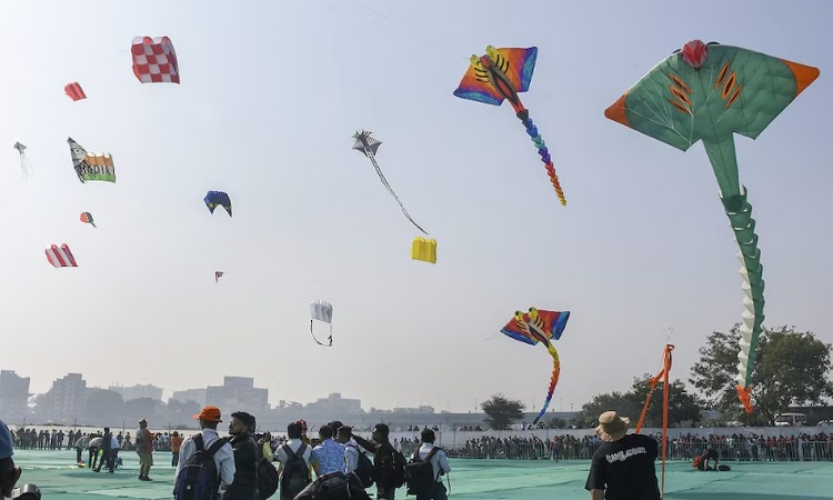 Independence Day Guidelines: DMRC की जनता को सलाह, न उड़ाएं पतंग ‘ऐसा करना…’