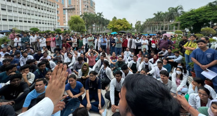 DOCTORS STRIKE : डॉक्टरों की हड़ताल जारी,दिल्ली में चरमराईं स्वास्थ्य सेवाएं, दिनभर भटके मरीज