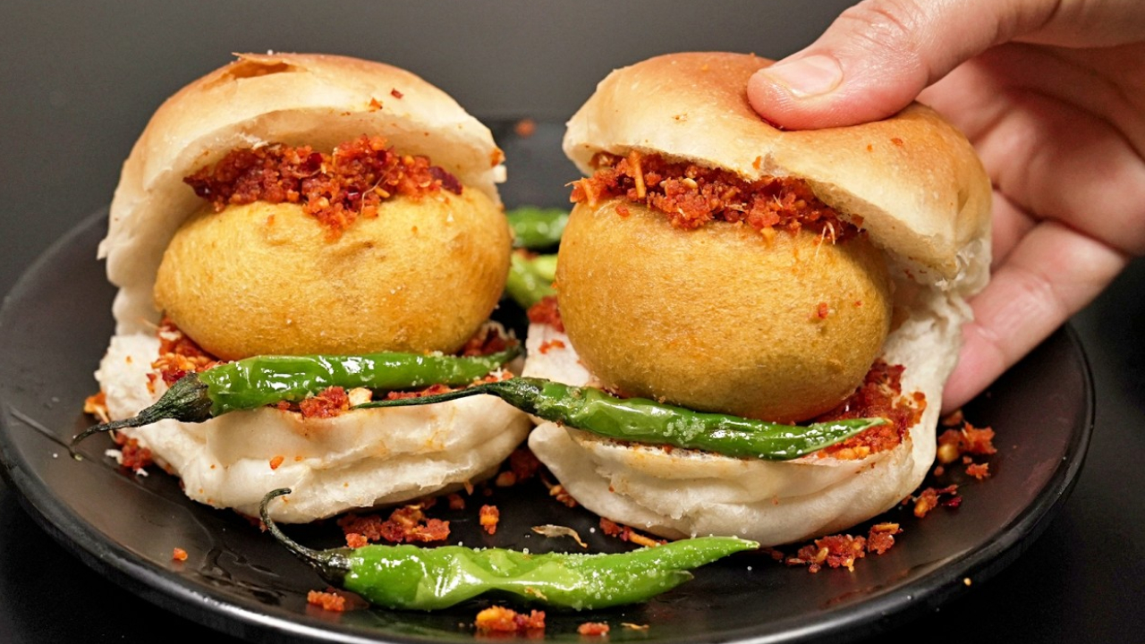 Vada Pav Recipe: मुंबई का फेमस वड़ा पाव घर पर बनाएं झटपट, जानिए इसकी आसान रेसिपी