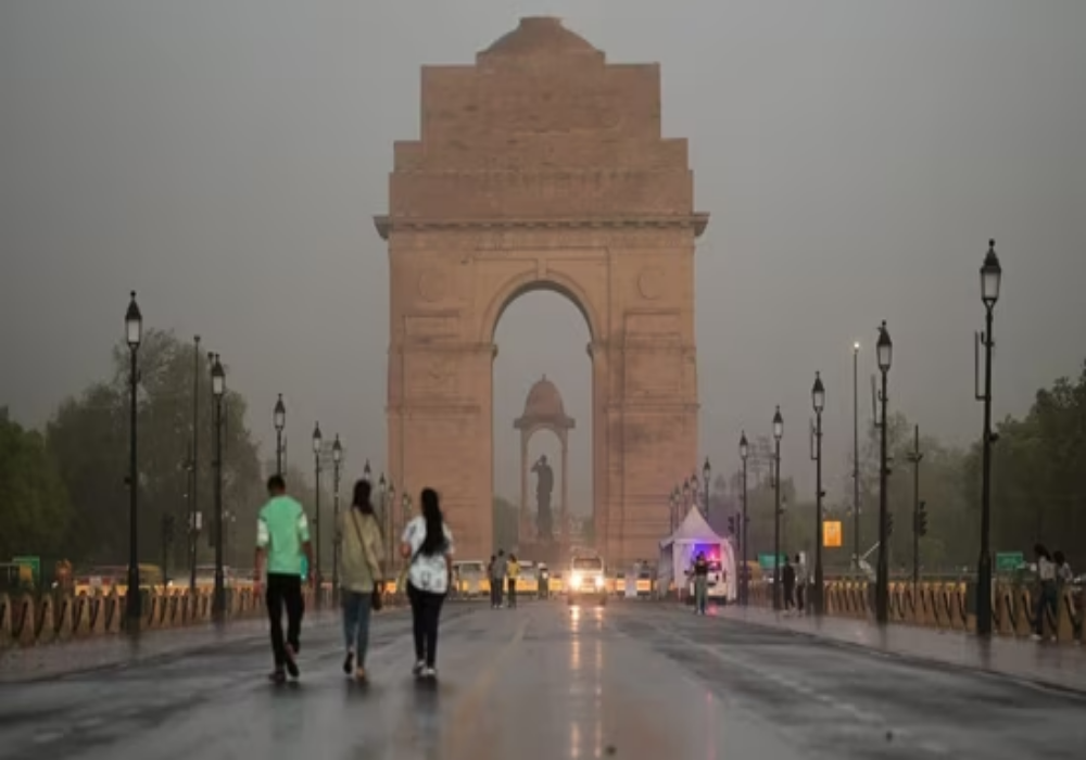 Delhi Weather: दिल्ली में बारिश से मिलेगी राहत या गर्मी करेगी परेशान, जानिए IMD की लेटेस्ट अपडेट