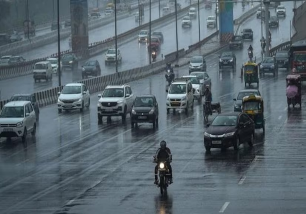 Delhi Rain: दिल्ली में गर्मी से मिली राहत, जानिए क्या है आज की लेटेस्ट अपडेट