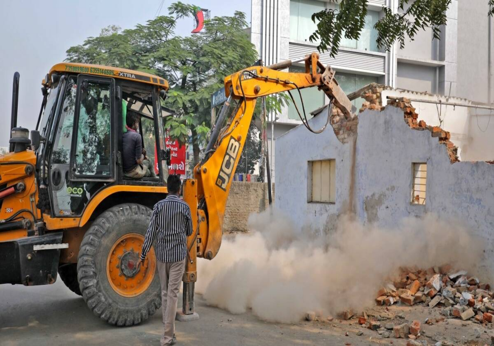 Bulldozer action in Delhi: दिल्ली में बुलडोजर पर बड़ी कार्रवाई, लोगों ने किया हंगामा