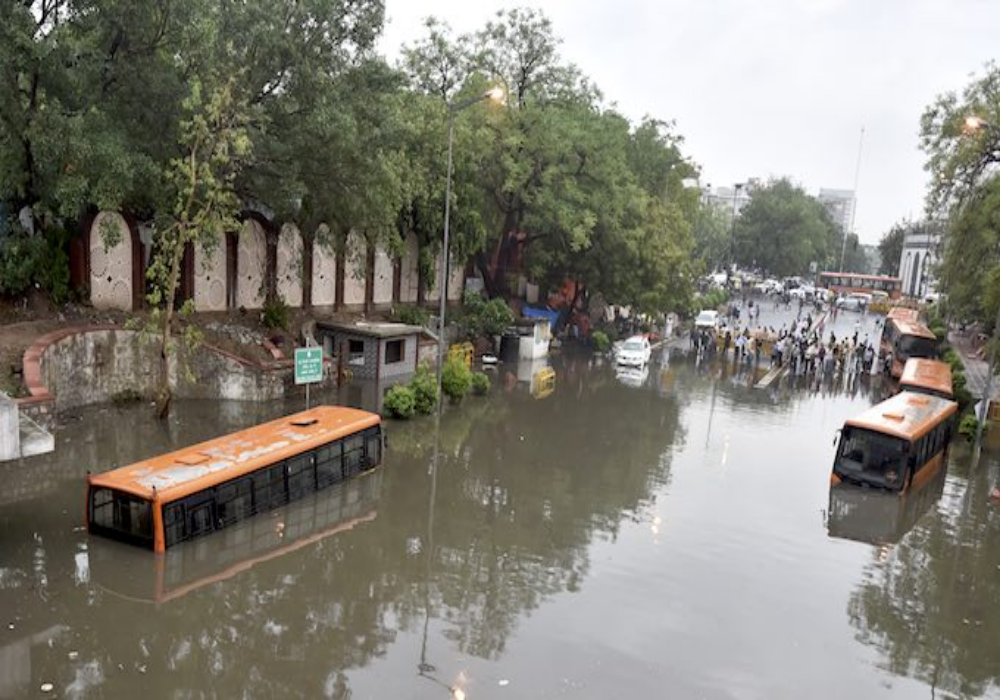 Delhi Waterlogging: बारिश ने बढ़ाई मुसीबत, कई जगहों पर जलभराव, इन इलाकों में हुई सबसे ज्यादा दिक्कत