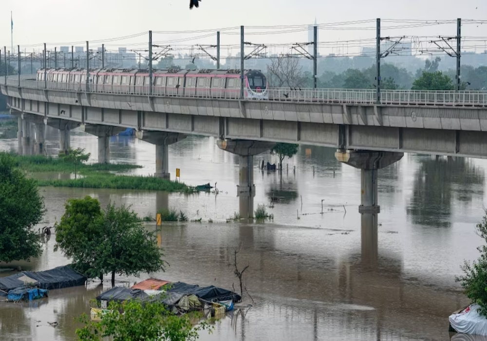 Delhi Flood: दिल्ली में बढ़ा बाढ़ का खतरा? यमुना पार कर सकती है ‘चेतावनी स्तर’