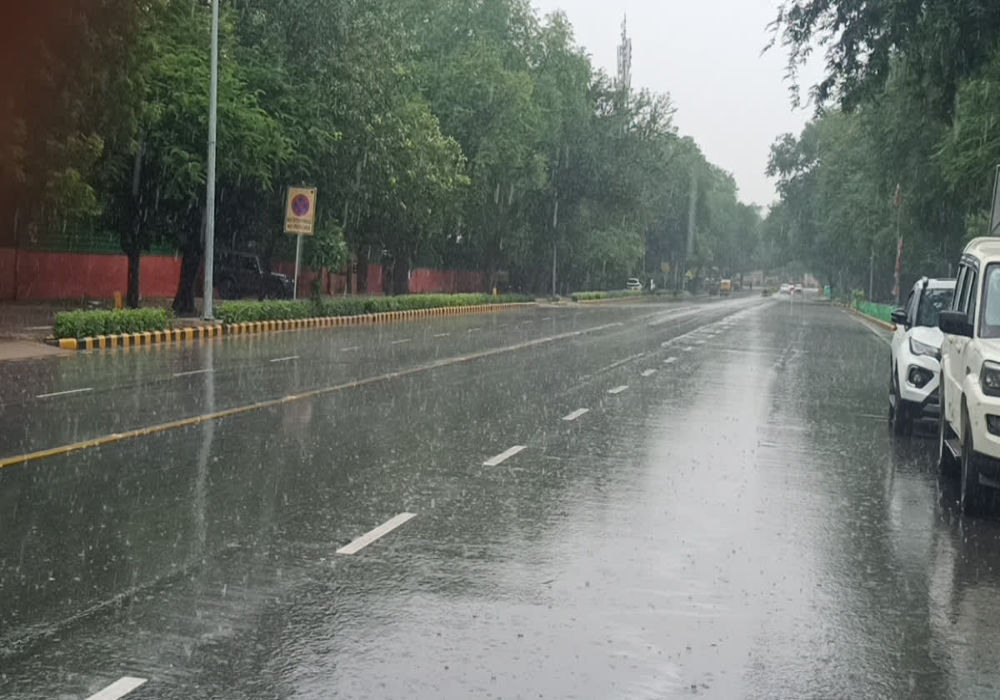 Delhi Weather: दिल्ली-NCR का मौसम हुआ सुहाना, जानिए कैसा रहेगा आज का मौसम