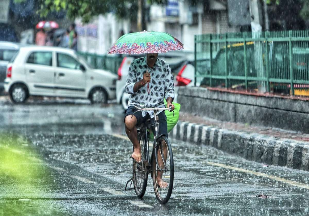 Delhi Rain: दिल्ली में आज भी होगी बारिश, IMD ने जारी किया रेड अलर्ट